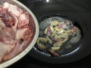 12、萝卜炖鸭肉,下鸭肉翻炒一下