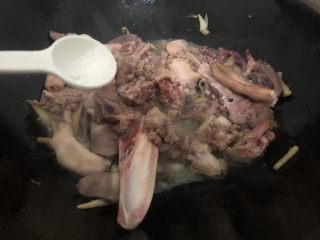 13、萝卜炖鸭肉,加入盐