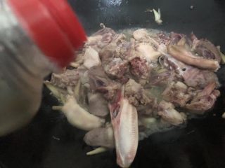 14、萝卜炖鸭肉,加入生抽翻炒一下