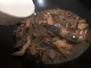 15、萝卜炖鸭肉,加入适量的水，盖盖炖（水量根据个人喜欢来加，个人喜欢软点的，加了满过鸭）
