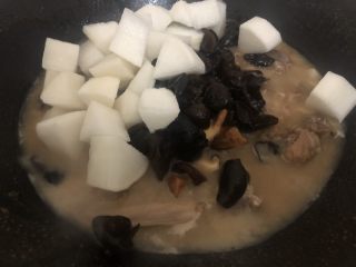 16、萝卜炖鸭肉,炖剩小半的汁、加入香菇、木耳、萝卜翻炒均匀继续炖