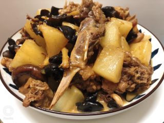 18、萝卜炖鸭肉,开吃了，女儿是一边吃一边说好吃????   从一开始煮的时候就进厨房瞄了好几回了????   小吃货