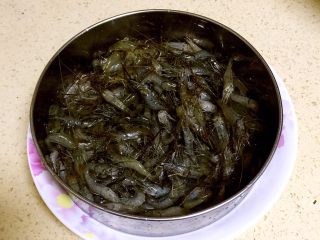 1、油爆小河虾,小河虾洗净，沥干水。