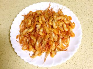 3、油爆小河虾,用漏勺捞出。