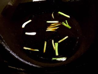 7、油爆小河虾,倒入调料汁。