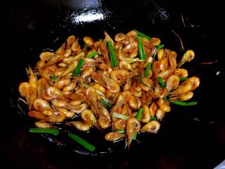 10、油爆小河虾,撒入葱叶段，炒匀。