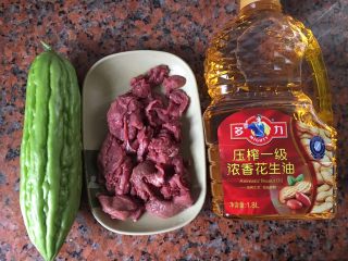 1、凉瓜炒牛肉,准备材料