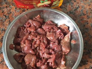 2、凉瓜炒牛肉,牛肉洗干，沥干水份加入生抽，盐，白糖，粟粉，蛋清调好味