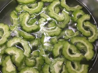 3、凉瓜炒牛肉,热锅烧开水，放入凉瓜汆一下水，然后倒出备用