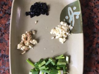 4、凉瓜炒牛肉,准备好的姜，蒜，葱，剁碎