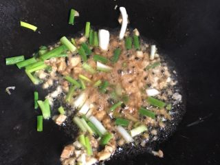 7、凉瓜炒牛肉,再次热锅放油，加入姜，蒜，葱爆香