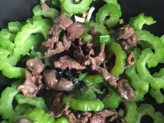 9、凉瓜炒牛肉,放入豆豉