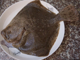 1、清蒸多宝鱼????,准备好一条多宝鱼，洗干净