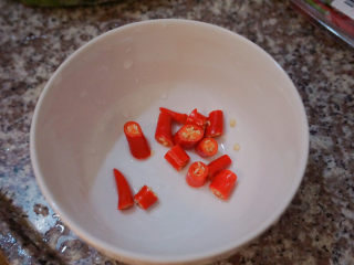 2、清蒸多宝鱼????,准备好少许小米椒