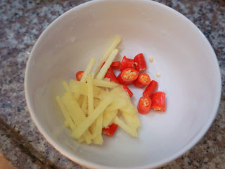 3、清蒸多宝鱼????,还有姜切成丝