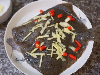 5、清蒸多宝鱼????,多宝鱼背面上撒上小红椒和姜丝