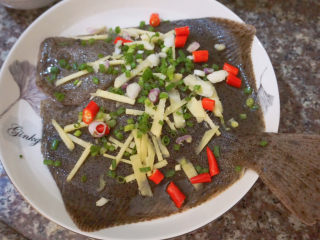 6、清蒸多宝鱼????,再撒上适量的葱花