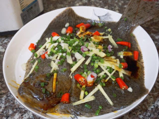 8、清蒸多宝鱼????,加入生抽