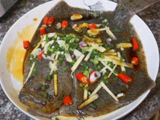 9、清蒸多宝鱼????,再加入适量的盐