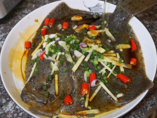 10、清蒸多宝鱼????,最后加入适量的花生油