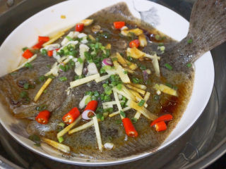 12、清蒸多宝鱼????,锅中放入较多的清水，将多宝鱼放进锅内