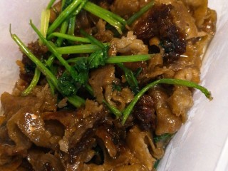 1、雪花肥牛,把生的雪花肥牛先用冷水在锅里煮一下过滤掉那些残留的血水啥的