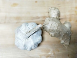 5、下饭又下酒的辣椒酱爆鸡心,准备蒜，姜。