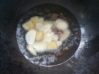 7、下饭又下酒的辣椒酱爆鸡心,起油锅，放花椒略炸一下，再放姜片，蒜片煸炒出香味。