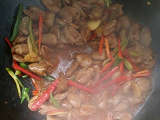 9、下饭又下酒的辣椒酱爆鸡心,放青椒丝，红椒丝翻炒。(这里还可以根据个人口味适当放少许盐调味，我是不放的啦)