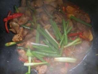 10、下饭又下酒的辣椒酱爆鸡心,撒葱段。