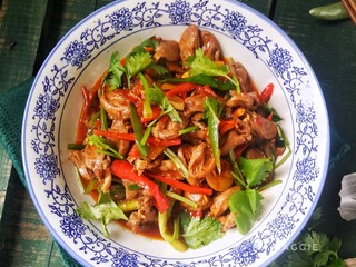 12、下饭又下酒的辣椒酱爆鸡心,即可盛盘。