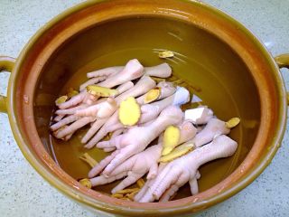 2、地方菜 药材浸鸡爪,除枸杞子以外的药材与鸡爪一起放入砂锅，倒入3满碗清水，大火煮开后转小火慢煮30分钟。