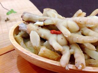 4、地方菜 药材浸鸡爪,浸好的鸡爪软而不烂，汤汁乳化发白，混合着药材香气，是与别不同的滋味。