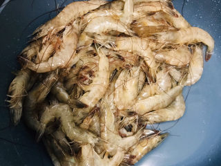 1、彩椒椒盐虾,虾冲洗干净，有时间可以剪去虾须