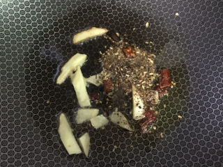 8、彩椒椒盐虾,下花椒粉炒香