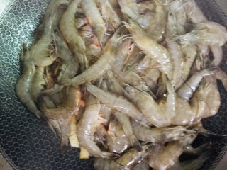 9、彩椒椒盐虾,放入虾