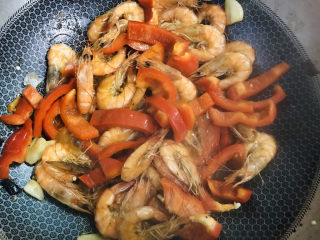 15、彩椒椒盐虾,炒熟即可出锅