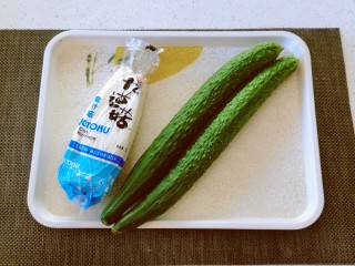 1、黄瓜凉拌金针菇,黄瓜和金针菇。