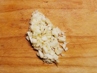 2、黄瓜凉拌金针菇,蒜切碎。