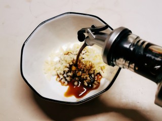 4、黄瓜凉拌金针菇,倒入醋。