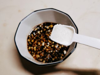 5、黄瓜凉拌金针菇,放入白糖。