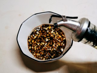 6、黄瓜凉拌金针菇,放入芝麻香油。