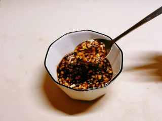 7、黄瓜凉拌金针菇,拌料汁已调好 备用。