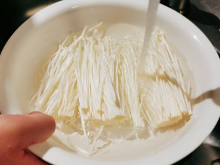 9、黄瓜凉拌金针菇,冲洗干净。