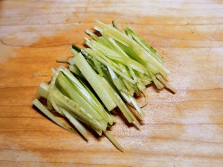 11、黄瓜凉拌金针菇,黄瓜切丝。
