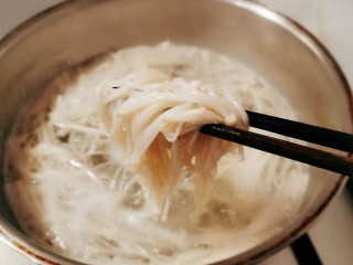 10、黄瓜凉拌金针菇,放入开水中焯熟捞出。