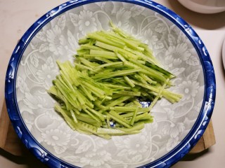 12、黄瓜凉拌金针菇,放入拌菜盆里。