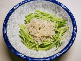 13、黄瓜凉拌金针菇,放入金针菇。