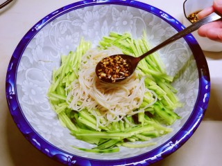 14、黄瓜凉拌金针菇,倒入调好的料汁。