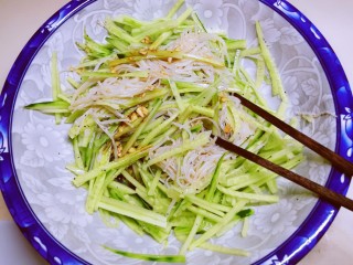 15、黄瓜凉拌金针菇,拌匀即可。